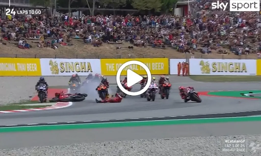 MotoGP | Gp Barcellona: Bagnaia a terra colpito da Binder [VIDEO]