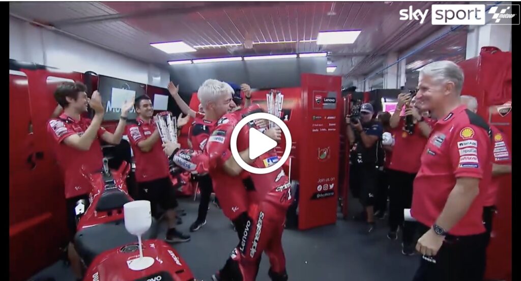 MotoGP | Bagnaia vince in Indonesia, che festa nel box Ducati! [VIDEO]