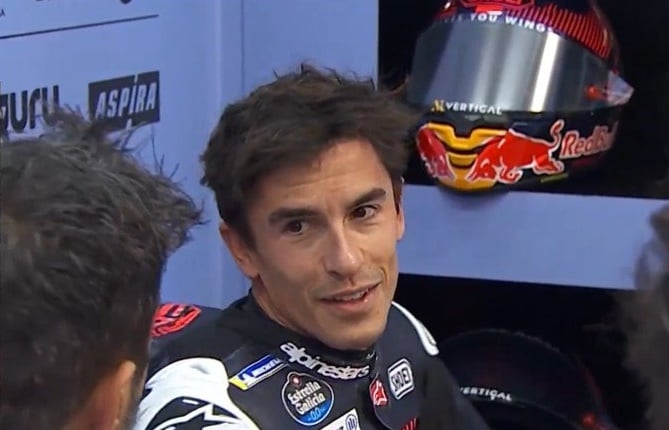 Marc Marquez sorride dopo essere rientrati ai box e aver provato la Ducati a Valencia