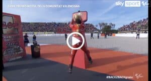 MotoGP | Bagnaia, festa a tema NBA dopo il traguardo di Valencia [VIDEO]