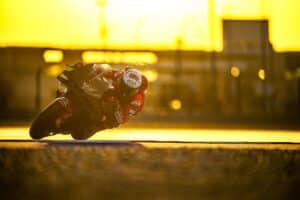 MotoGP | Test Qatar Day 2: Bagnaia demolisce il record della pista, notte fonda per Yamaha e Honda