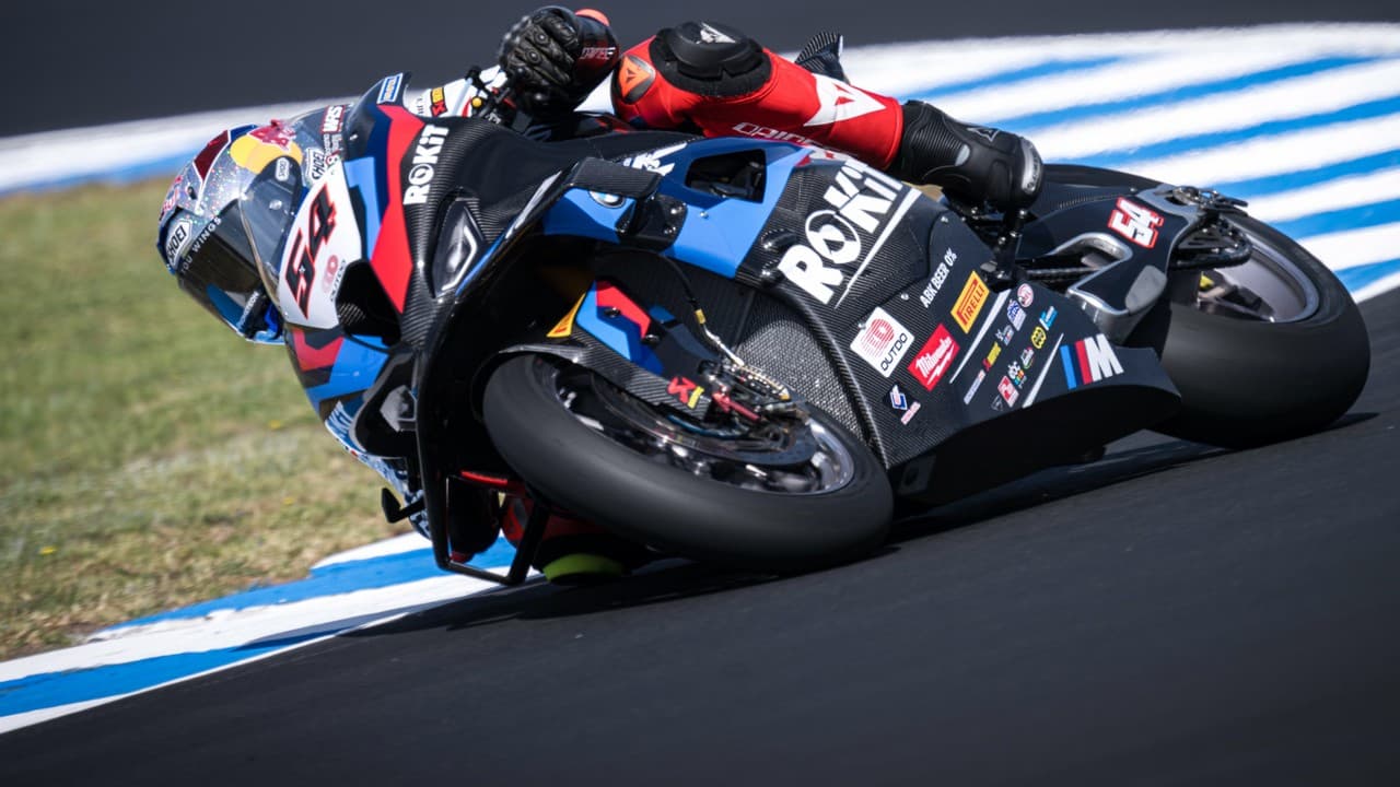 Maverick Viñales, in pista a Jerez MotoGP con il casco di Top Gun