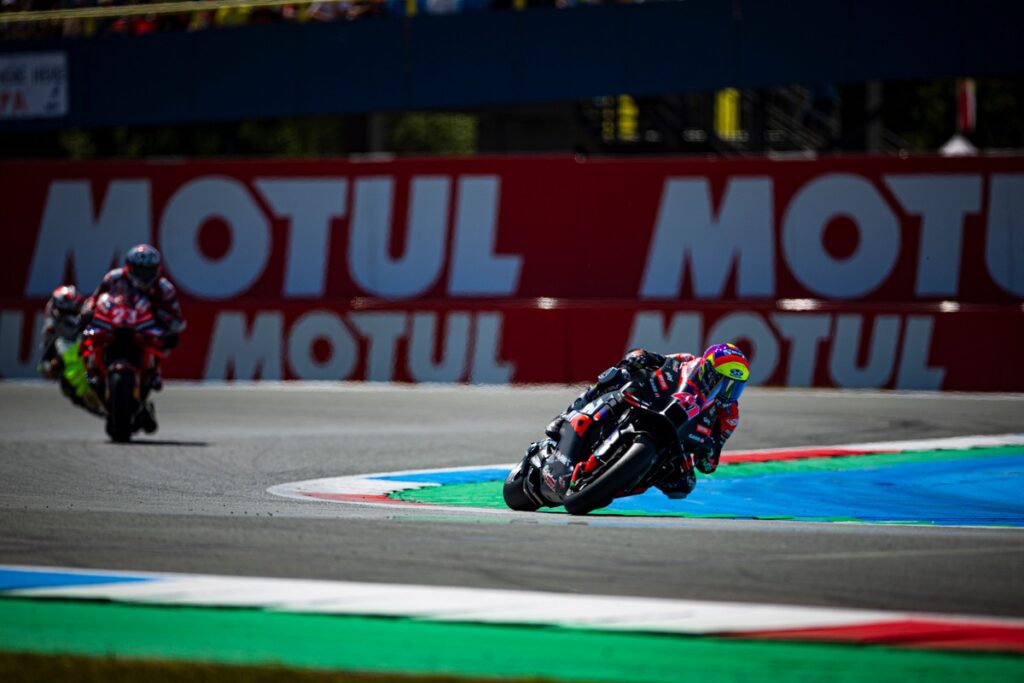 MotoGP | GP Assen Sprint Race: fratture per i piloti Aprilia Espargarò e Savadori