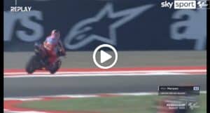 MotoGP | GP Indonesia, fuoco sulla moto di Marquez dopo 12 giri [VIDEO]