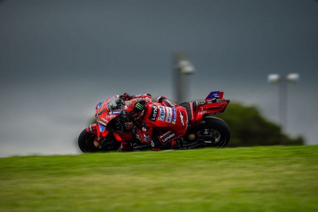 MotoGP | Gp Thailandia Gara: Bagnaia vince e accorcia su Martin, Acosta a podio