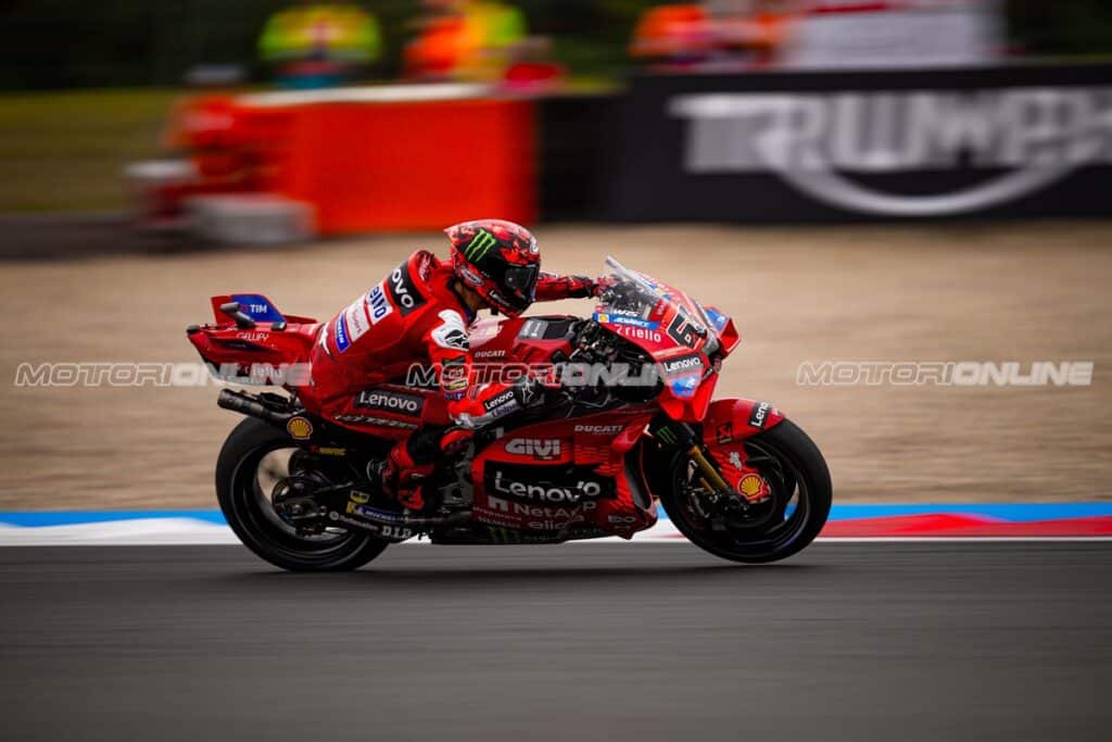 MotoGP | Gp Brno: Bagnaia in pole, Marquez a terra, Bezzecchi è quarto