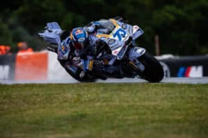 MotoGP | GP Brno Sprint Race, Alex Marquez rallentato dal tear off del fratello Marc!