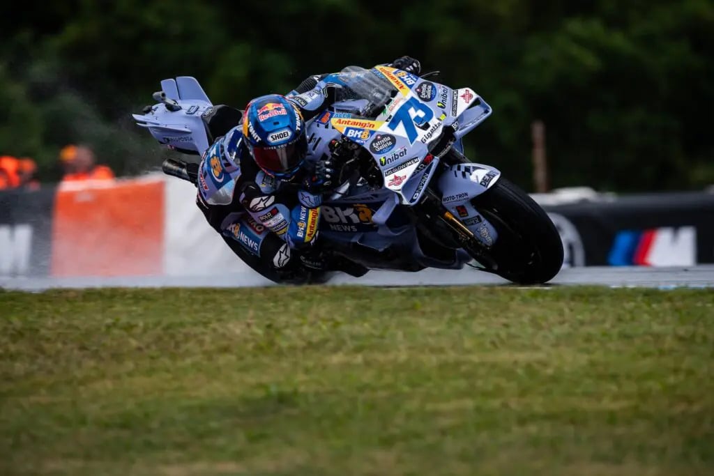 MotoGP | GP Brno Sprint Race, Alex Marquez rallentato dal tear off del fratello Marc!
