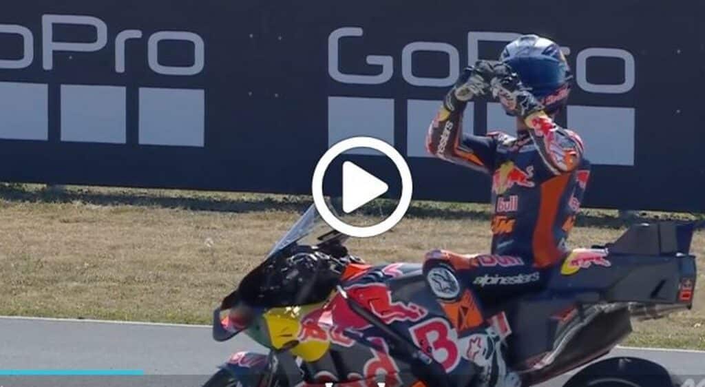 MotoGP | GP Ungheria: Acosta, baci e cuoricini per il cameramen dopo il 2° posto [VIDEO]