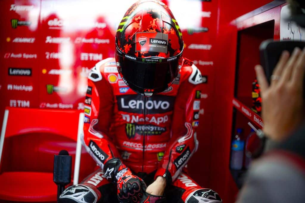 MotoGP | GP Indonesia, Bagnaia da incubo: caduta e silenzio a Mandalika