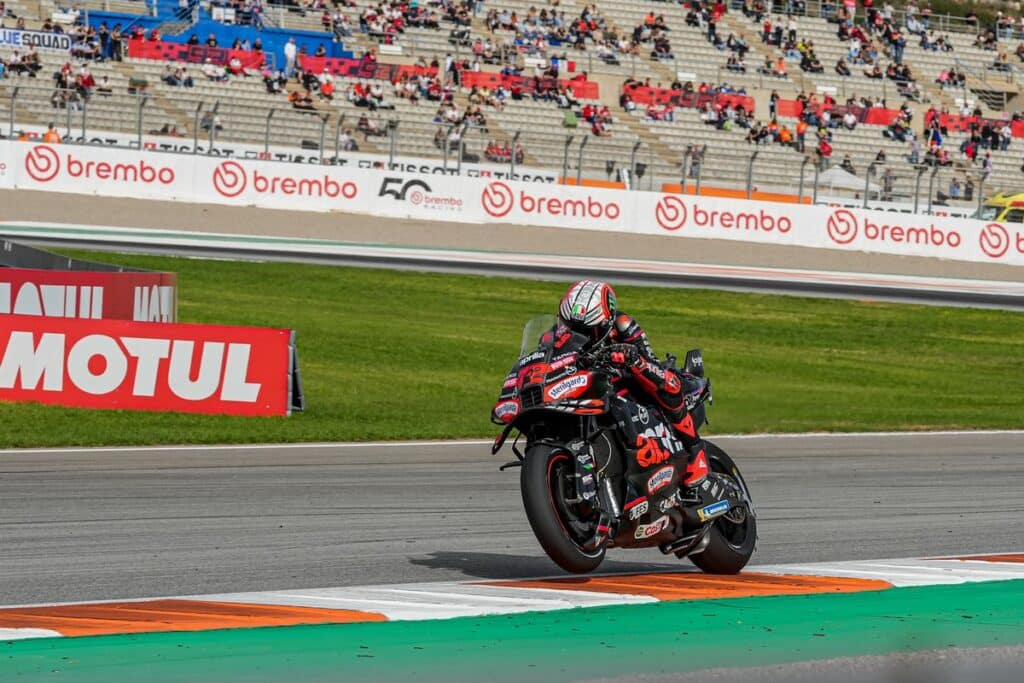 MotoGP | Gp Valencia: Bezzecchi pole da record, Bagnaia a “piedi”