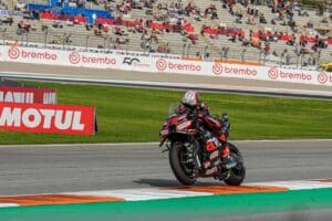 MotoGP | Gp Valencia: Bezzecchi pole da record, Bagnaia a “piedi”