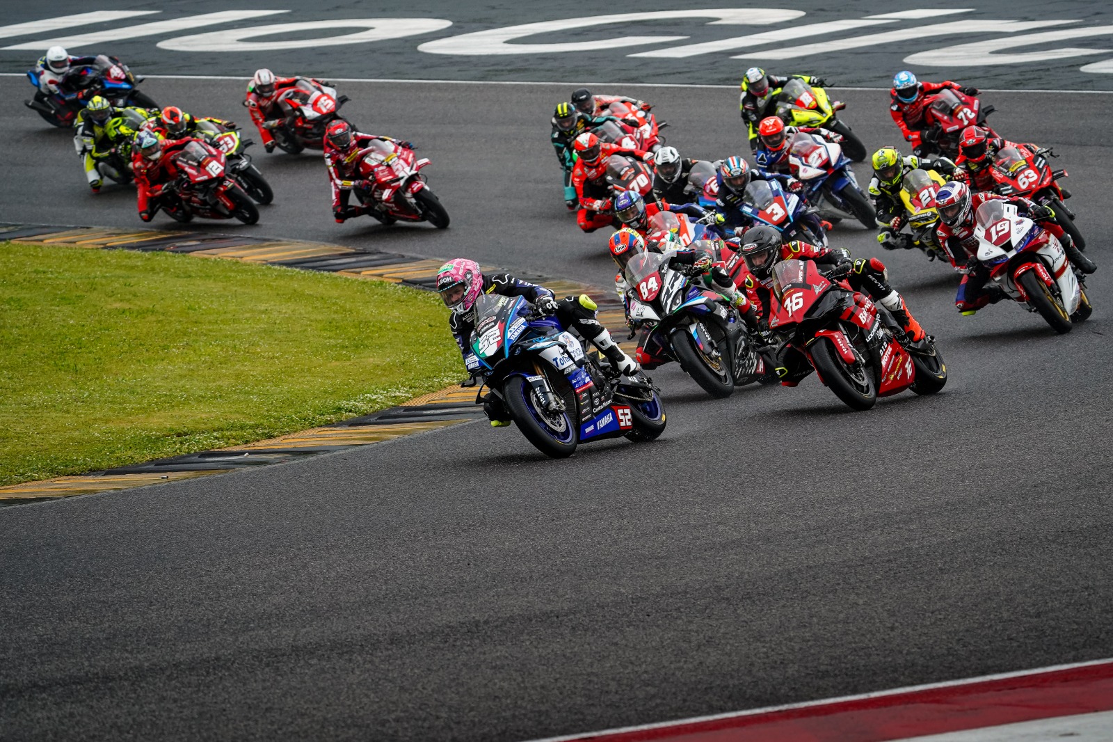 CIV | Gp Mugello Race 2: Delbianco è primo con la pioggia in Superbike. Vittoria di Fuligni nella Supersport