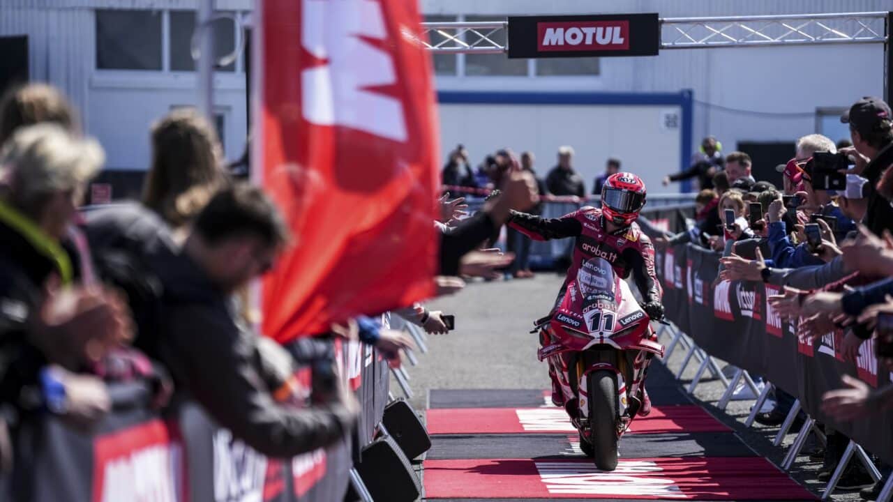 SBK | Gp Most Superpole: pole position di Bulega, beffato Montella a due minuti dalla fine