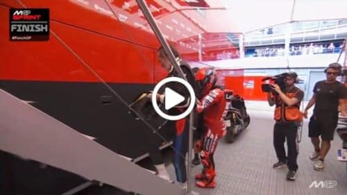 MotoGP | GP Le Mans, caduta per Marc Marquez: frattura metatarso piede destro [VIDEO]