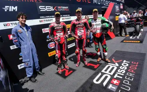 SBK | Gp Misano Superpole: primo Bulega che batte ancora una volta Lecuona e ritocca il suo record. Terzo Alex Lowes