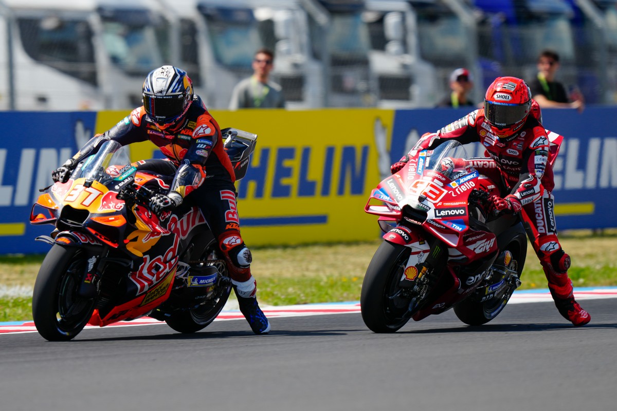 MotoGP | Acosta si inchina a Marquez: “È al livello di Rossi, forse oltre”