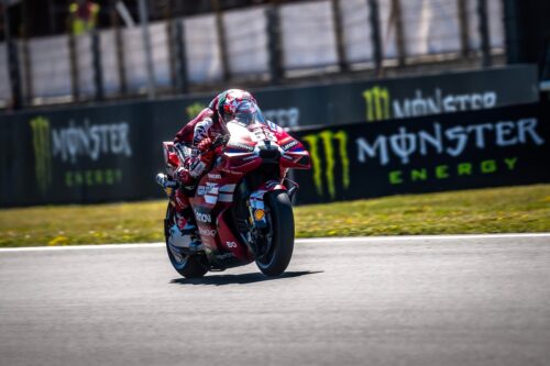 MotoGP | Gp Brno Sprint Race: Bagnaia batte Ogura e Marquez, Bezzecchi a terra