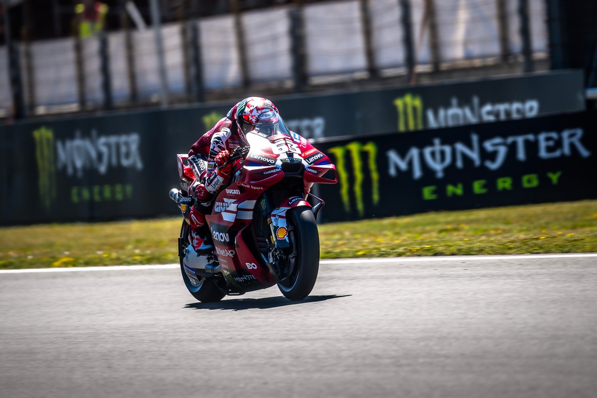 MotoGP | Gp Brno Sprint Race: Bagnaia batte Ogura e Marquez, Bezzecchi a terra