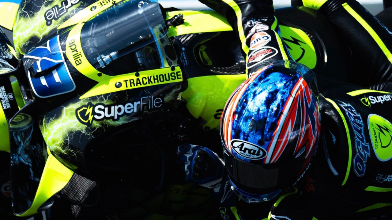 MotoGP | Gp Assen, tripletta Aprilia: Ogura vince, KO di Bagnaia e Bezzecchi