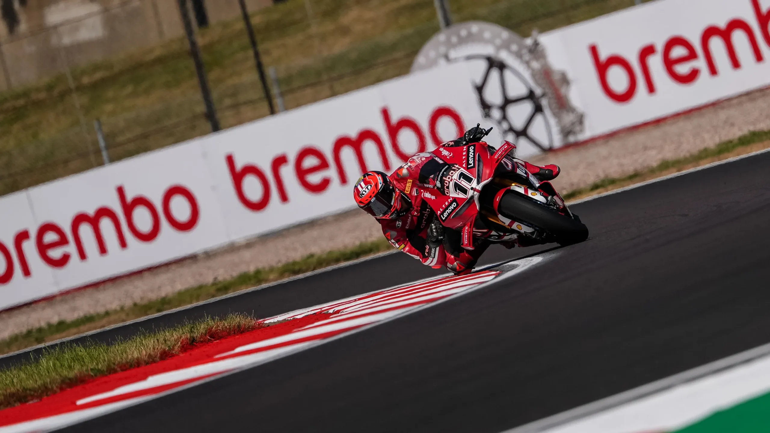 SBK | Gp Donington Park FP: giornata di prove libere dominata dal solito Bulega, con Montella secondo che si inserisce davanti a Lecuona