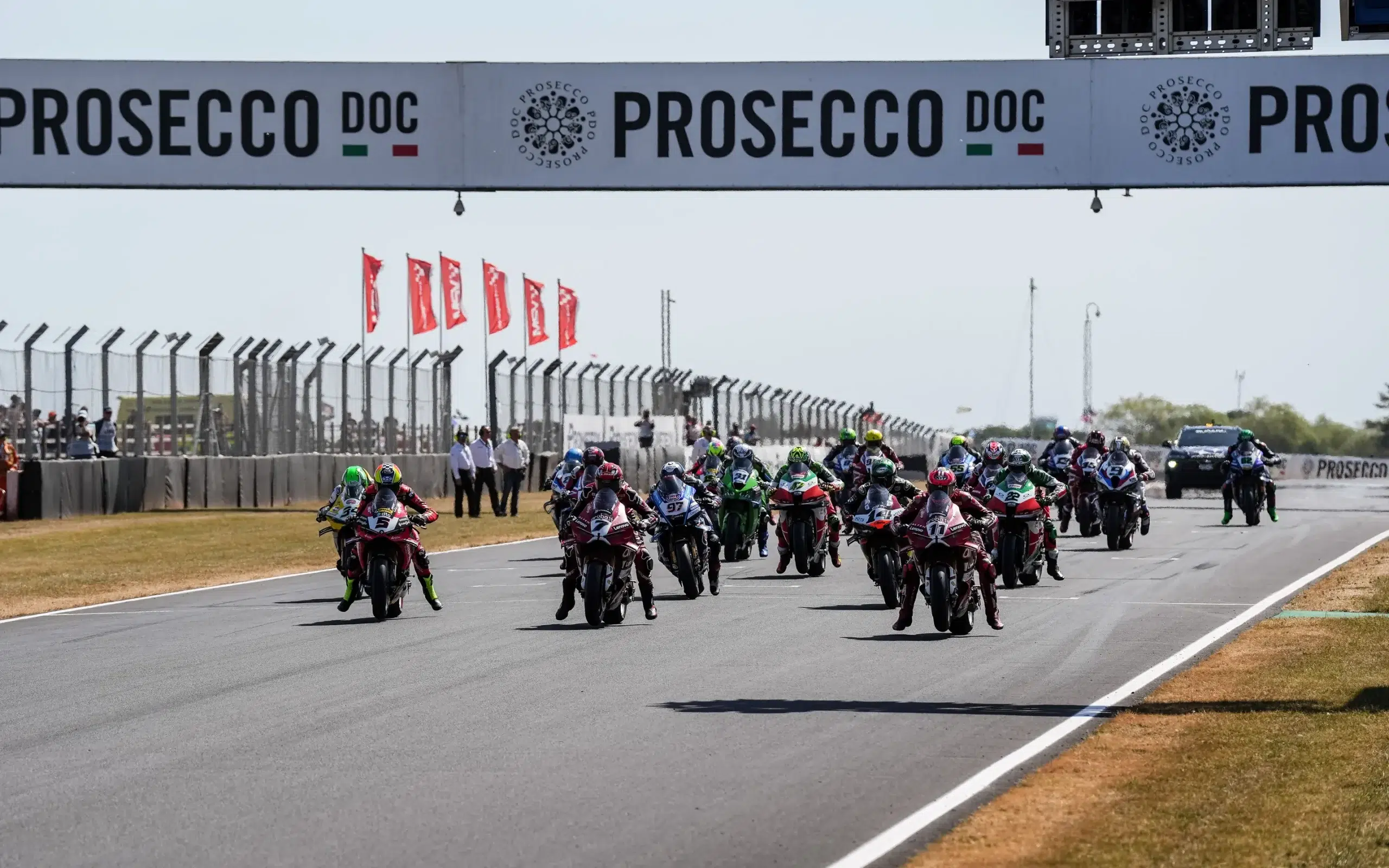 SBK | Gp Donington Park Gara 2: trionfa Bulega e fa doppietta con Lecuona. Ducati è campione del mondo costruttori