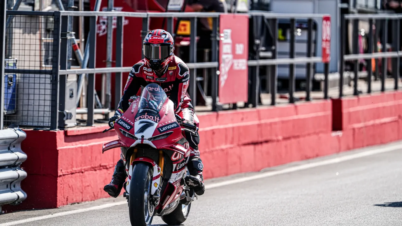 SBK | Gp Donington Park Gara 1: vince Lecuona che interrompe la serie record di vittorie di Bulega, secondo dietro allo spagnolo
