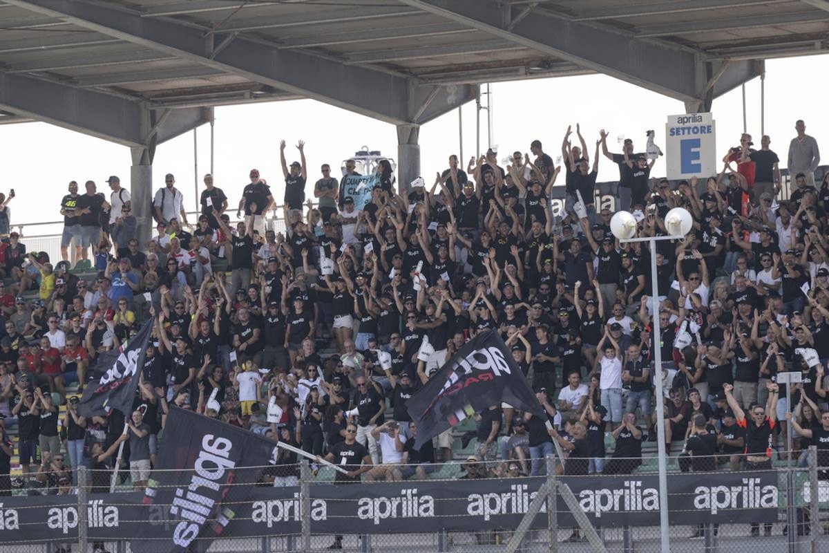 MotoGP | A Misano torna la tribuna Aprilia