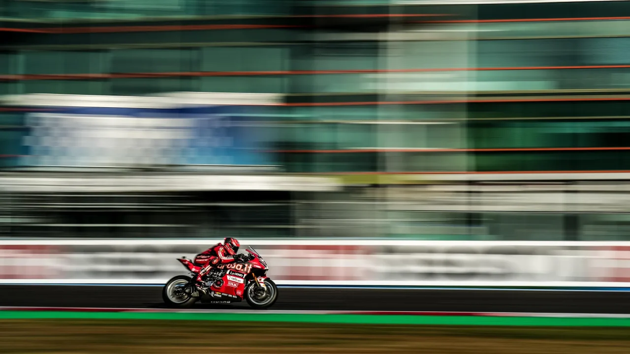 SBK | Gp Magny-Cours Superpole: pole position per Bulega, che stabilisce il nuovo giro record