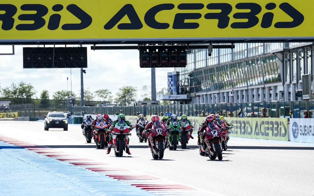 SBK | Gp Magny-Cours Gara 1: vittoria di Bulega dopo l’interruzione per bandiera rossa. Sul podio Lecuona e Sam Lowes
